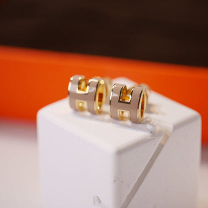 [AuraEcho]MINI POP H GOLD EARRINGS GREY