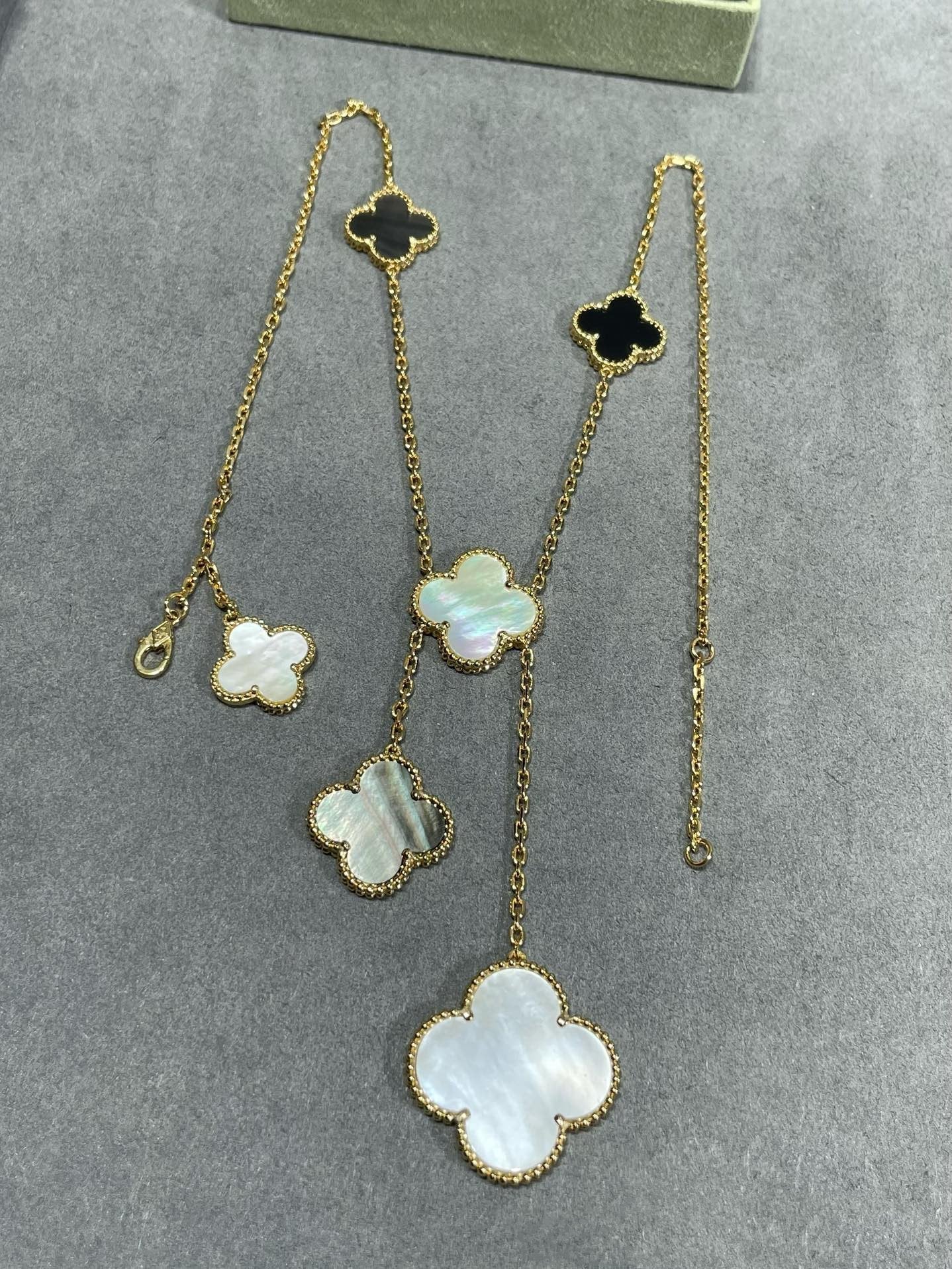[AuraEcho]CLOVER 6 MOTIF MOP ONYX GOLD NECKLACE