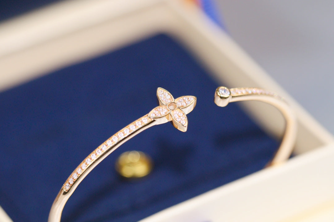 [AuraEcho]IDYLLE PINK GOLD OPEN BRACELET DIAMOND PAVED