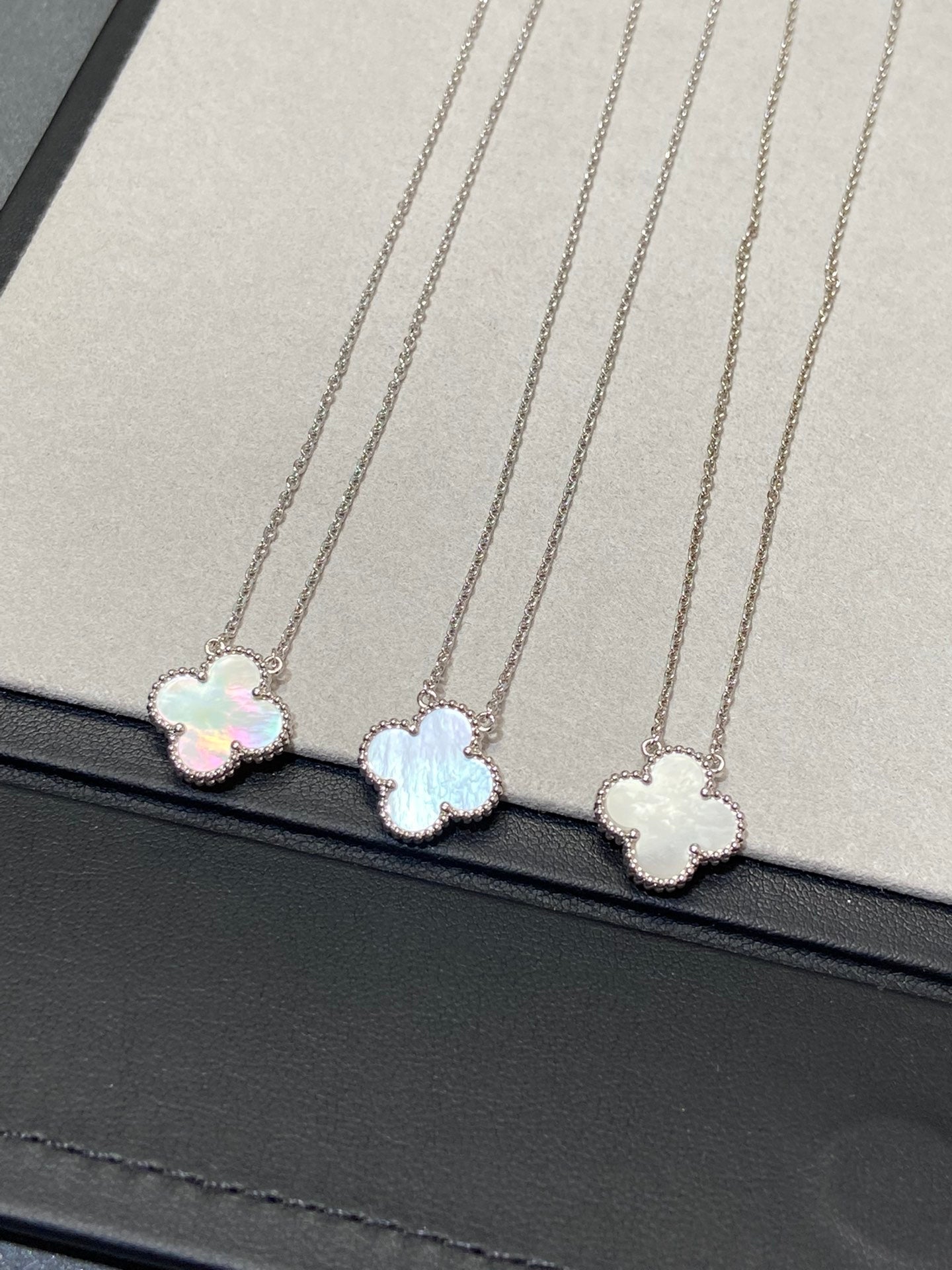 [AuraEcho]CLOVER MEDIUM SILVER WHITE MOP NECKLACE